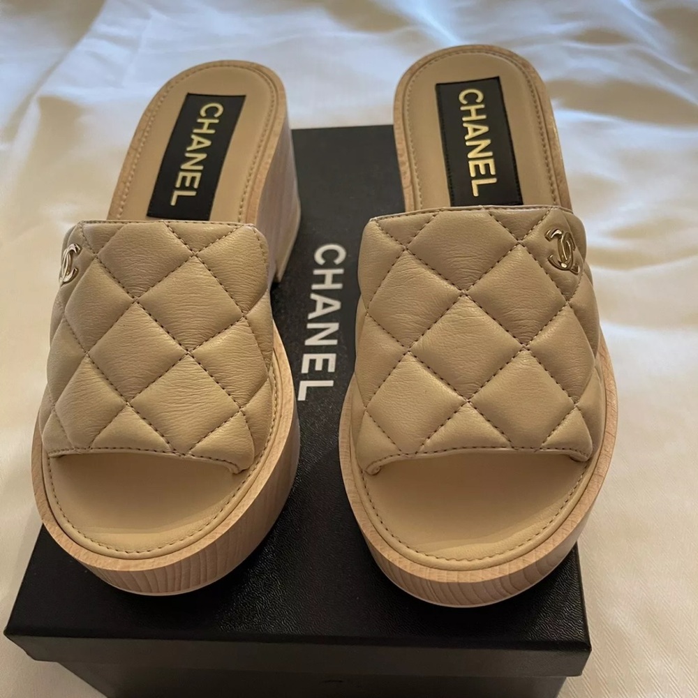 AUTH CHANEL LEATHER QUILTED BEIGE CC LOGO OPEN TOE WOOD PLATFORM MULES NIB SZ38